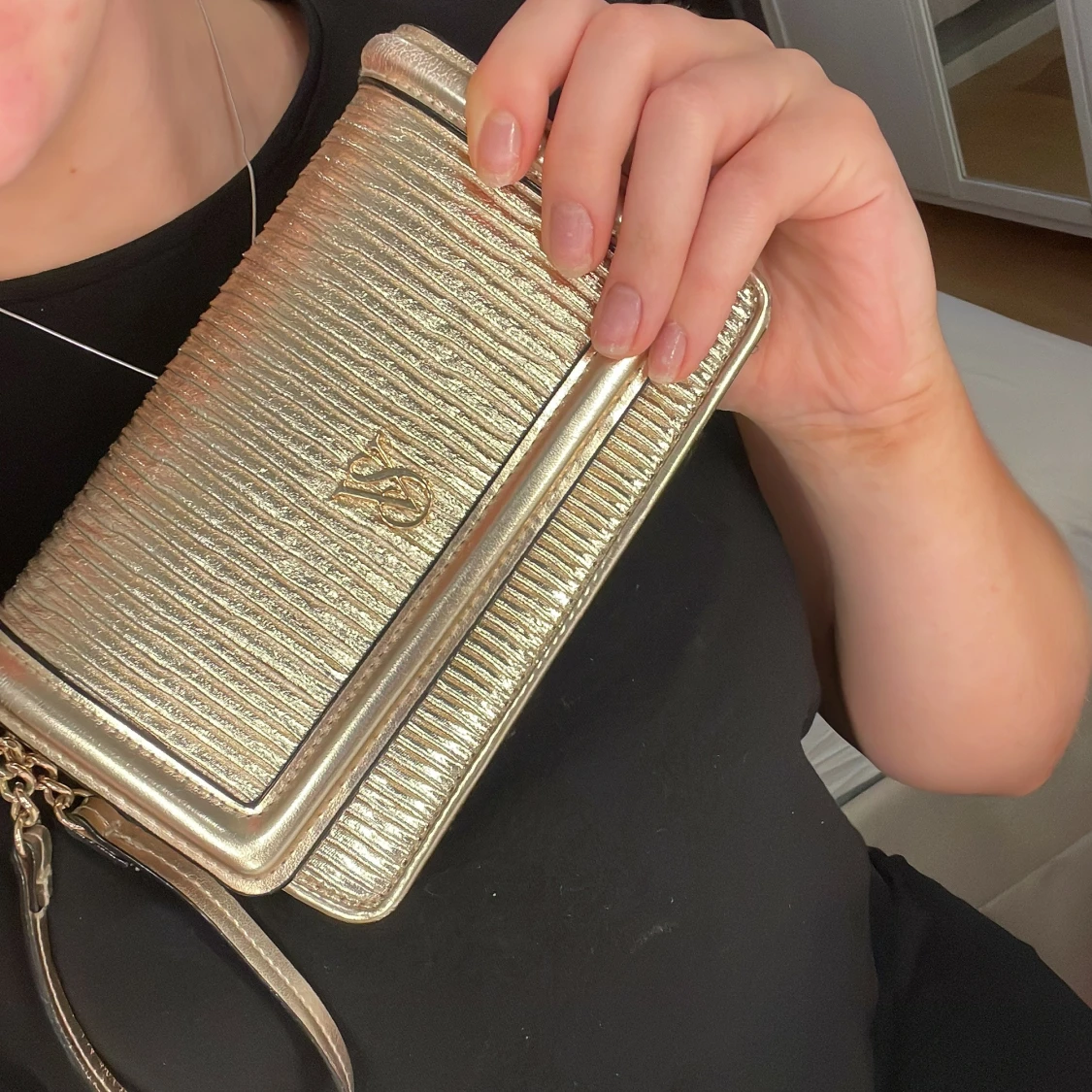 Guldig handväska från Victoria's Secret - 1