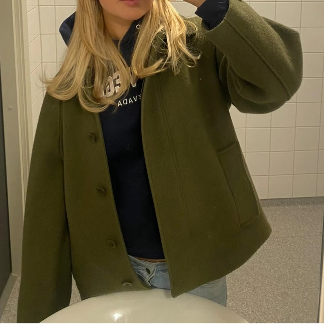 Olivgrön ulljacka med huva från COS