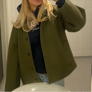 Olivgrön ulljacka med huva från COS - Så fin och varm ulljacka frånCOS, nypris 1750:-