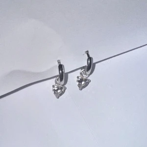 Safira Hoops - Hej, säljer dessa örhängen från Safira dom säljs tyvärr inte längre i silver men det var samma pris på guld och silver innan när dom fanns och dom säljs styckvis på hemsidan. Dom är i bra skick tvättar och polerar dom en extra gång innan dom skickas självklart. Dom är även äkta silver. Skriv gärna om ni har någon fråga💕