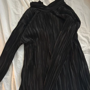 Blus - As snygg blus från Gina Tricot, strl Xs med passar även mig som har S. Väldigt fint skick! 🥰skriv för fler bilder eller frågor! 