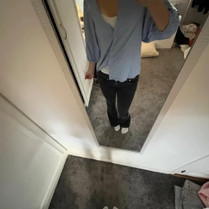 Ny ljusblå blus från lager 157 - En helt oanvänd blus från lager 157 men knappar där fram. Den är i storlek xs och är i samma tyg som en skjorta.