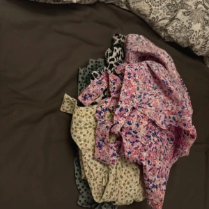 Fyra mönstrade kjolar i olika stilar - Säljer fyra kjolar: en ljusblå med svarta prickar och volang, en beige med små blommor och volang, en svartvit leopardmönstrad samt en rosa-lila blommig. Alla är omlott eller har volangdetaljer och är korta till medellånga. Perfekta för dig som gillar mönster och vill variera din stil. Storlekar Xs-S, inköpta från vero moda/only/mq. 130kr för alla 4