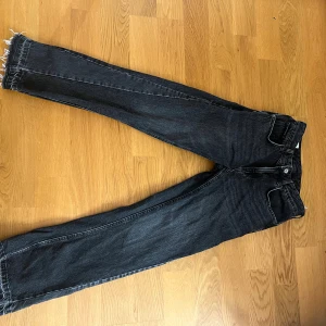 Zara flare jeans  - Tja, Säljer ett par fina  svarta Zara flare jeans med raka ben och snygga råa  fransiga benslut. Säljer de pga av att har inte någon användning av de längre,  plus de är använda ett par gånger. Jeansen har klassisk femficksdesign och är i ett lite tvättat svart denimtyg. Perfekta för en avslappnad och trendig look. 