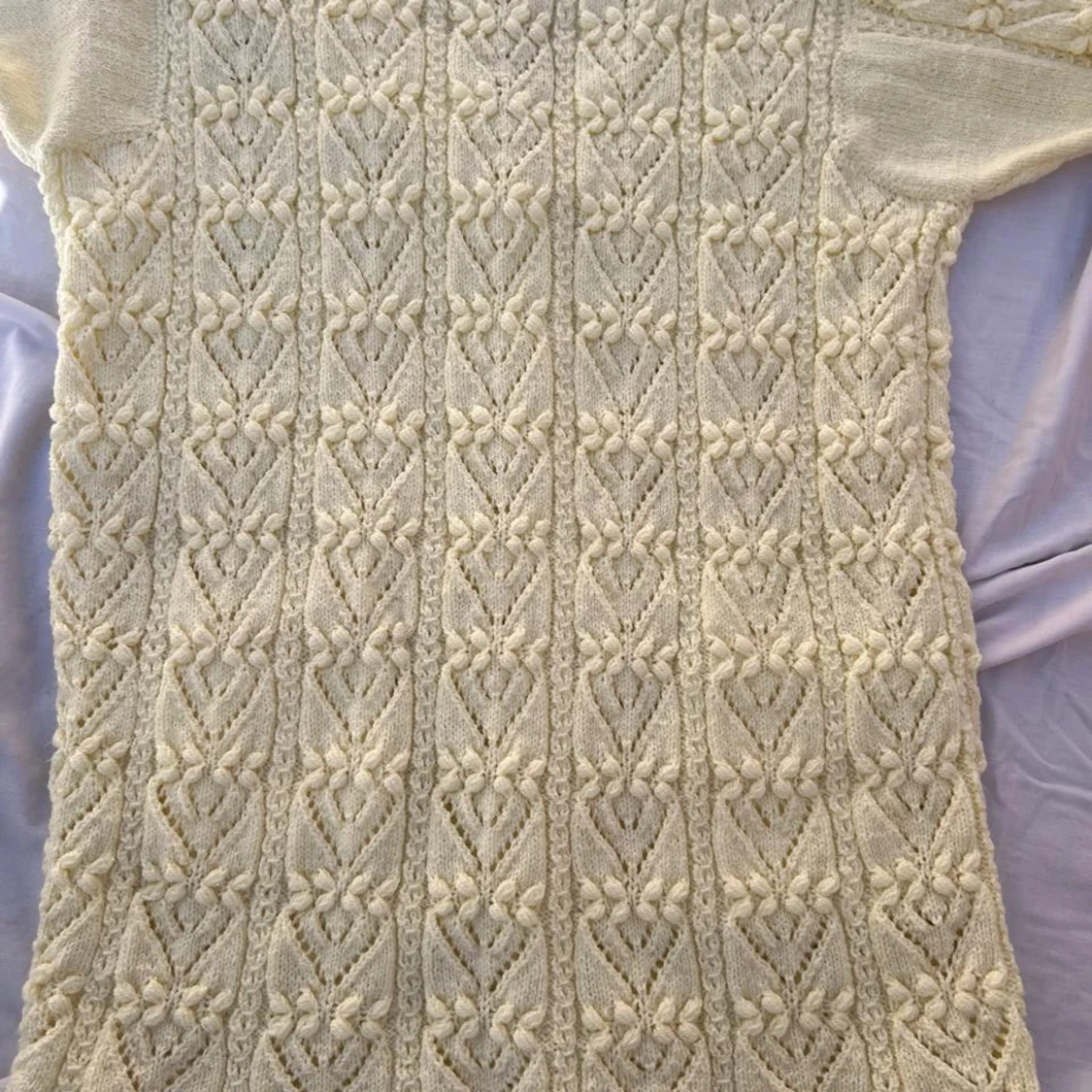 Benvitt  stickad kofta med pärlknappar - 1