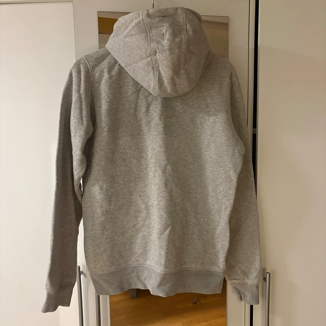 Grå hoodie från Sail Racing - 1