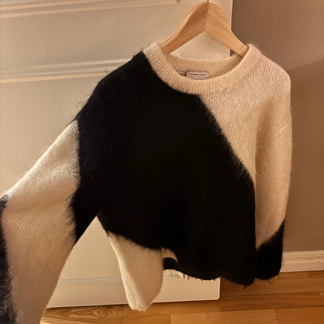Jättefin svartvit stickad tröja från & other stories!💛 - 2