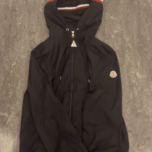 Moncler Windbreaker - Min Moncler Windbreaker säljs nu för 1000kr!! Vi kan mötas upp bor i Väsby eller kan jag lösa frakt ta hand om er✌️😁