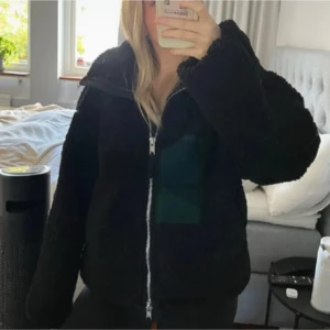 Hm teddyjacka - Svart hm teddyjacka i storlek Xs. Säljer eftersom den inte kommit till användning. Inga skador. 