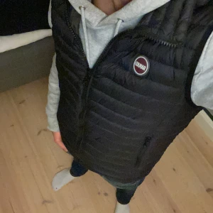 Svart colmarväst S/48 - Säljer min snygga dunväst från colmar. Västen är i storlek S och är knappt använd. Hör av er vid frågor och pris kan såklart diskuteras!