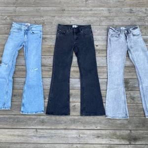 Bootcut jeans XS från 157, 3 färger - Tre par bootcut jeans från Lager 157 i storlek XS Short. Ett par ljusblå med slitningar, ett par svarta och ett par gråtvättade. Alla har klassisk femficksdesign och är tillverkade i jeansmaterial med bootcut-ben. Perfekt för dig som gillar retrovibbar och snygga siluetter.