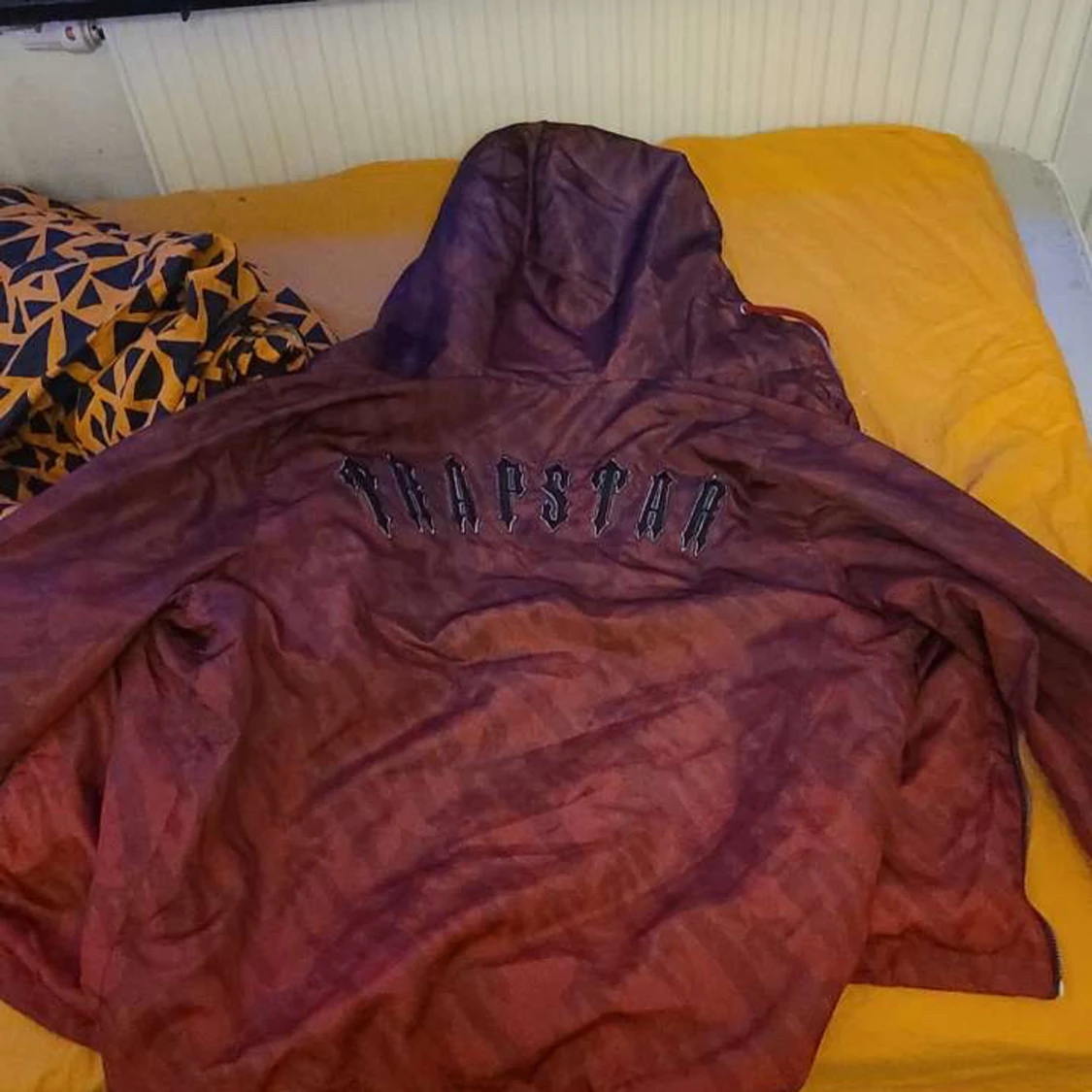 Trapstar röd camo vindjacka XL