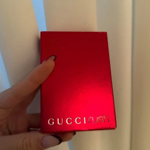 Gucci Rush Eau de Toilette 30ml - Gucci Rush Eau de Toilette i en snygg röd förpackning. 30 ml sprayflaska – perfekt storlek att ta med i väskan. En ikonisk doft från Gucci som sticker ut.