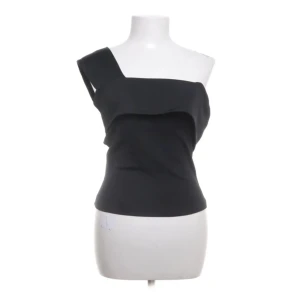 Svart topp - Säljer denna topp. Kontakta vid frågor eller intresse❣️