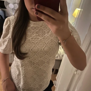 Vit topp med detaljer  - Otroligt fin topp med jättefina detaljer🥰💕