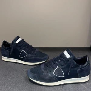 Philippe Model trainers - Super snygga mörkblåa Philippe model trainers i nästan nyskick. Inga defekter. Skick 9/10. Stor 40 strorlek passar 41,42. Super sköna och perfekt för höst och vinter väder. Skriv för fler bilder o sådant. 