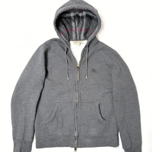 Burberry Hoodie - Klassisk Burberry Zip Hoodie med det ikoniska mönstret i luvan. Skick: 8,5/10. Retail: 8,500 SEK.