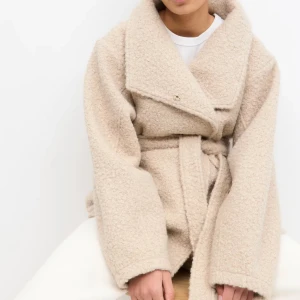 Beige teddyjacka med bälte - Beige teddyjacka från GinaTricot. Storlek S. Aldrig använd har lappen kvar. 