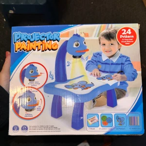Projector Painting Projektor Målningsset - Roligt projiceringsmålarbord för barn med 24 mönster, 12 vattenpennor och suddbart bord. Perfekt för kreativ lek och lärande. Passar barn från 3 år. Kräver 3xAA-batterier (ingår ej). Ett roligt målningsset med projektorfunktion. Perfekt för barn som älskar att rita och måla. Innehåller 12 vattenbaserade pennor. 