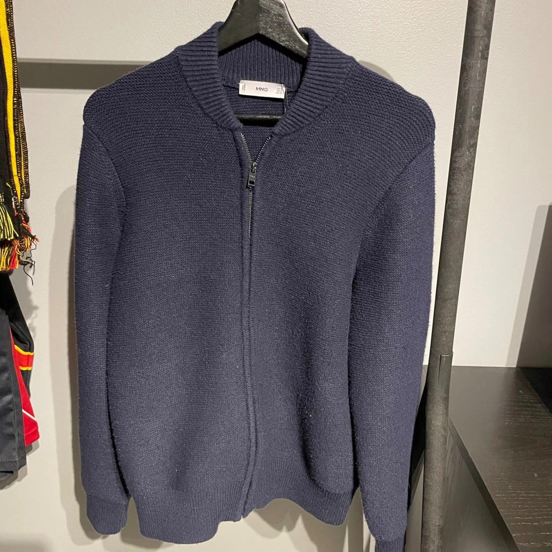 Mörkblå stickad kofta från Mango