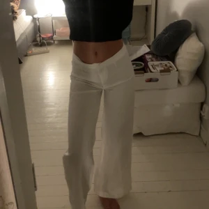 Linnebyxor  - Säljer ett par vita linnebyxor med högmidja av 2 anledningar jag använder inte högmidjat längre och dom kom inte till användning 😋