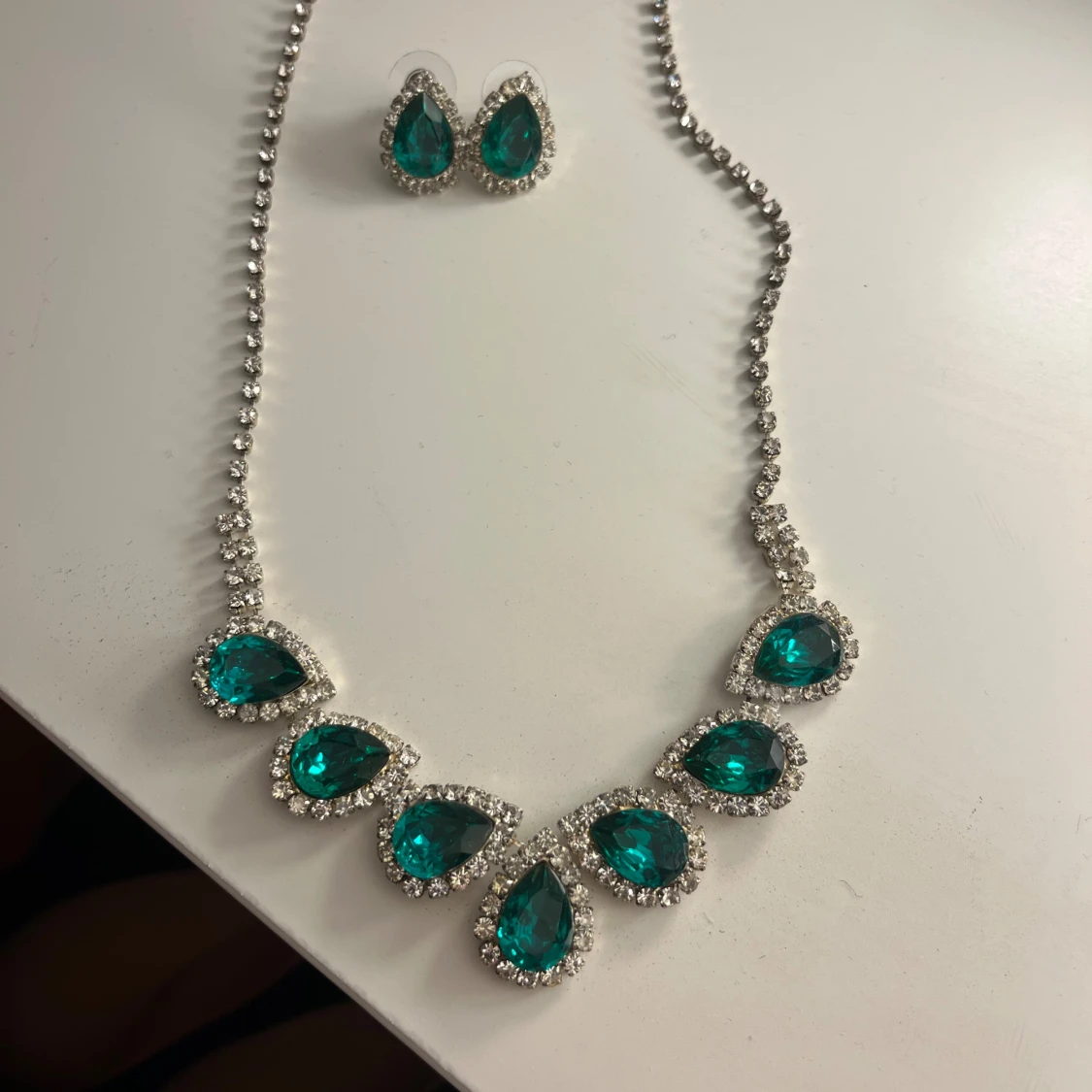 Set med halsband och örhängen med gröna stenar - 2