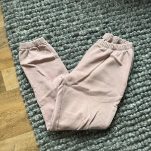 Ljusrosa mjukisbyxor från Only Trend - Säljer ett par ljusrosa mjukisbyxor från Only Trend i storlek M. Byxorna har resår i midjan och vid bensluten, samt mjukt och mysigt foder på insidan. Perfekta för chill dagar hemma eller när du vill vara extra bekväm.
