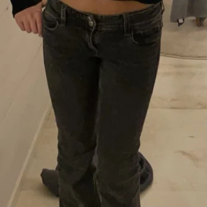 Svarta bootcut jeans - SKRIV FÖR FLER BILDER!!🍁Snygga svarta jeans med bootcut passform och låg midja. Klassisk femficksmodell med knapp och dragkedja framtill. Perfekta för dig som gillar en avslappnad men trendig stil.