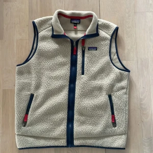 Patagonia väst - Riktigt fet patagonia väst i väldigt fint skick! Kan även passa M. Skriv vid fler funderingar 🙌
