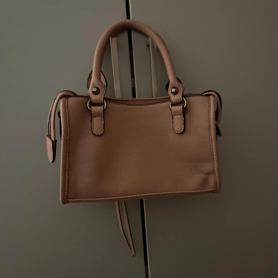 Rosa handväska med dragkedja - 1