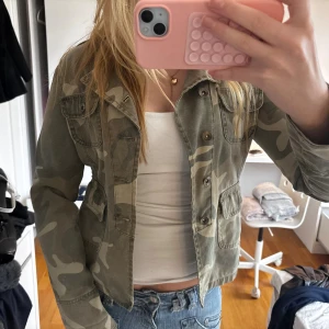 Camouflage jacka - Snygg militär jacka i storlek S! I fint skick!!!💘💘