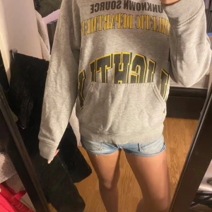 Snygg hoodie - Snygg hoodie med coolt tryck