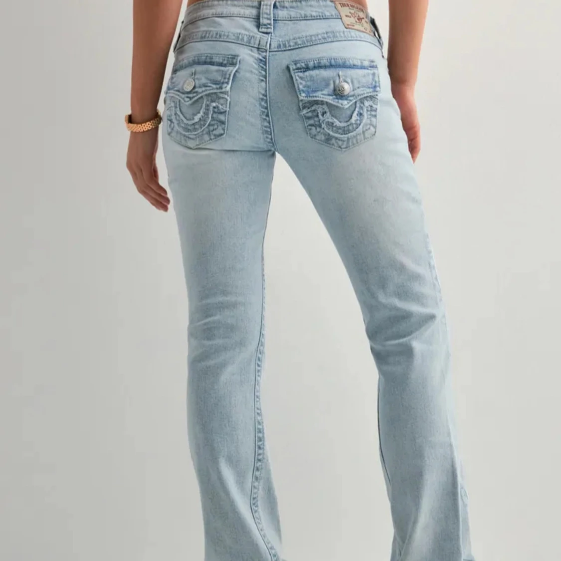 Ljusblå bootcut jeans från True Religion