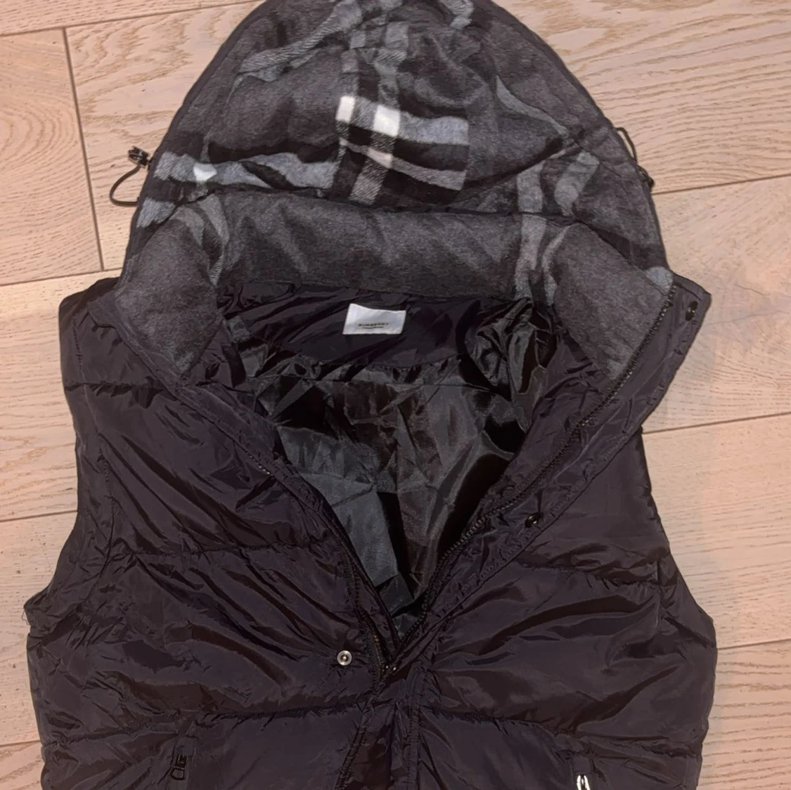 Svart dunväst från Burberry med huva - 1