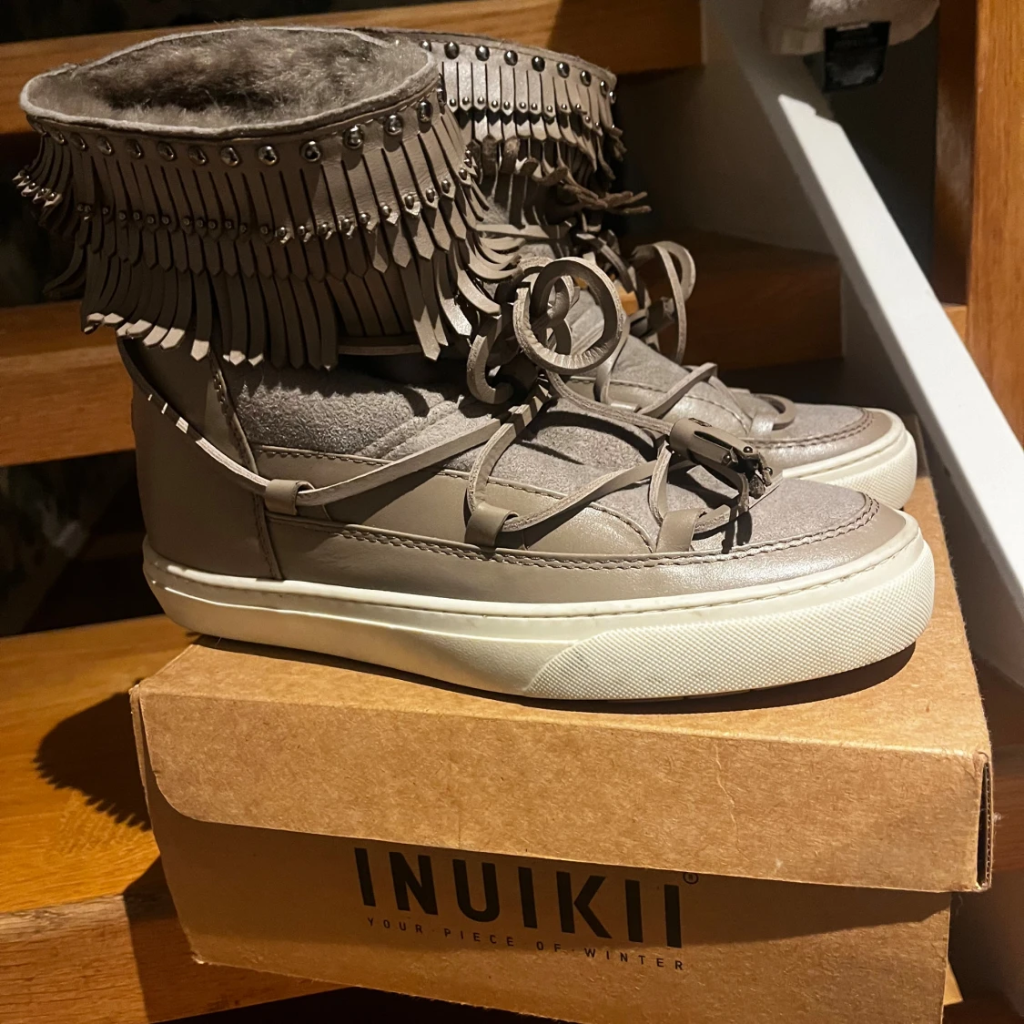 Inuikii skor med fransar - 1