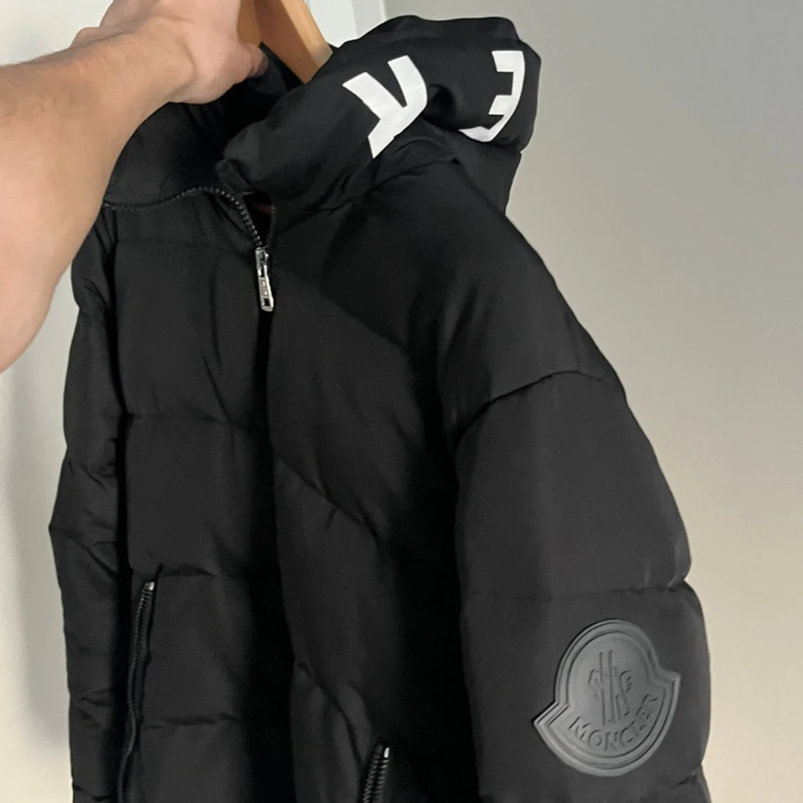 Svart Moncler pufferjacka med huva