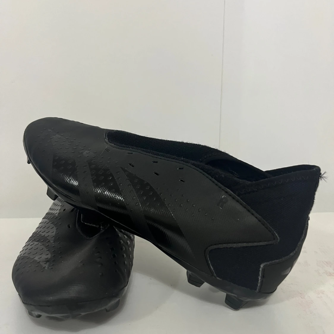 Svarta fotbollsskor från Adidas