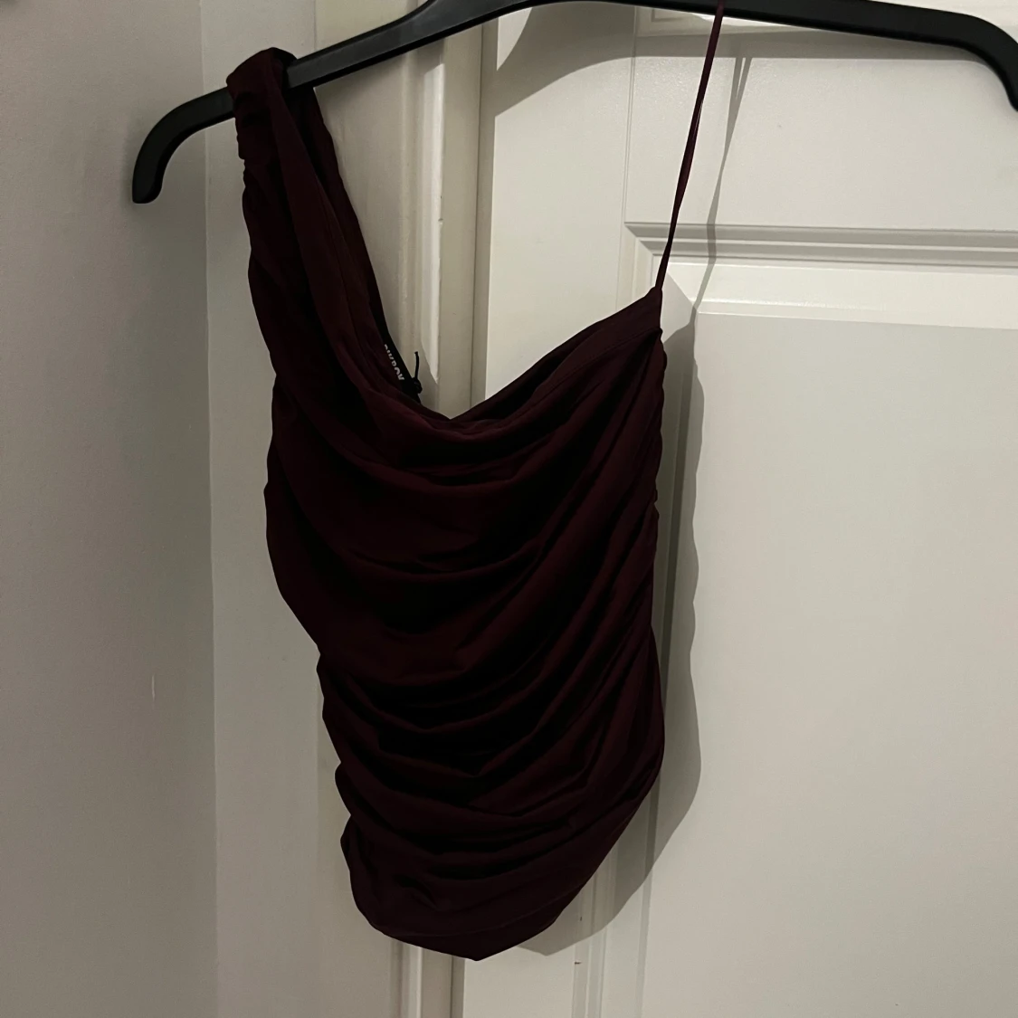 Vinröd oneshoulder topp