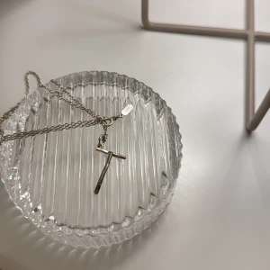 Maria Nilsdotter  - Silver halsband från Maria Nilsdotter i bokstaven T ⭐️nypris 1995kr (Aldrig använt då jag bytte till guld precis efter jag fick den)