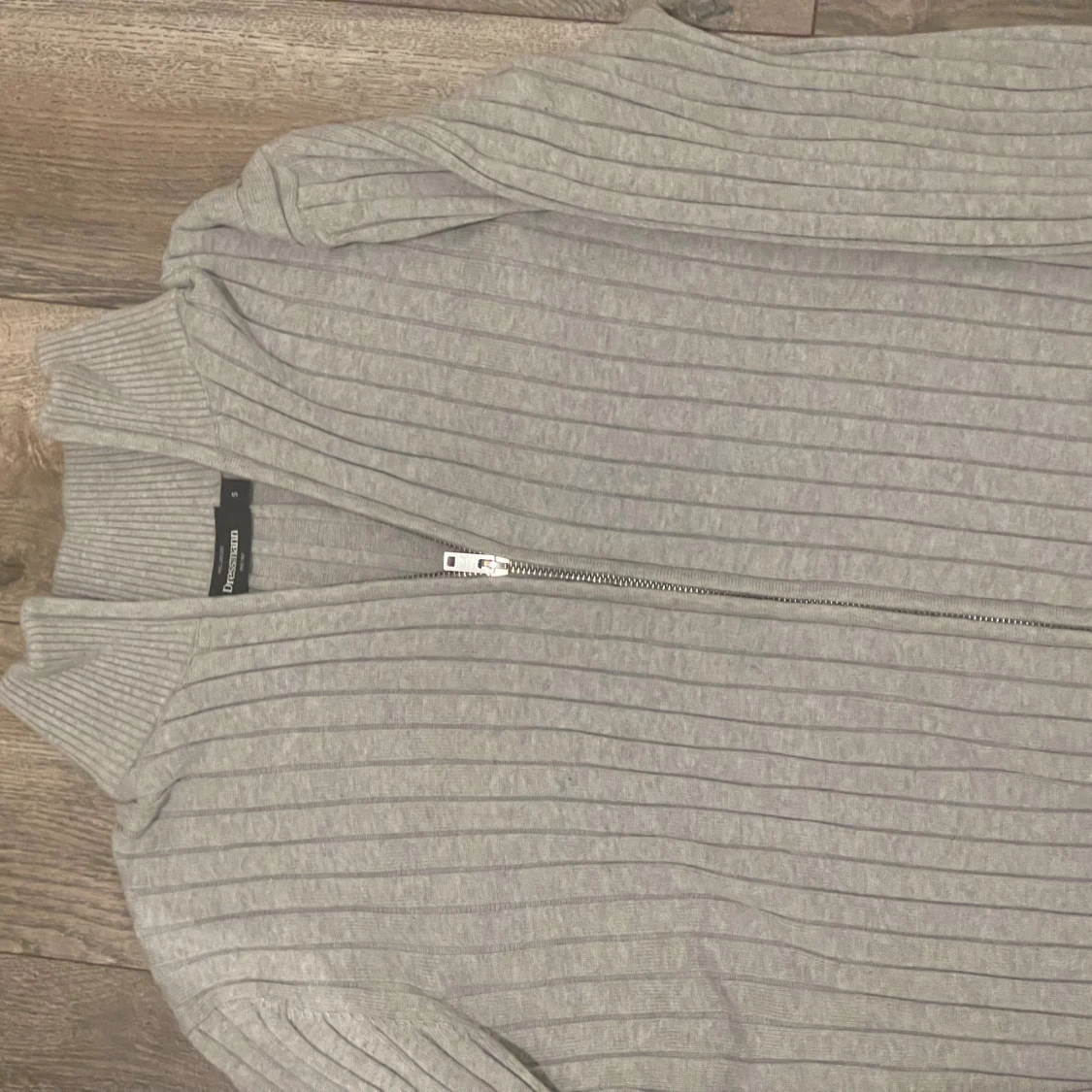 Grå ribbad kofta från Dressmann - 3