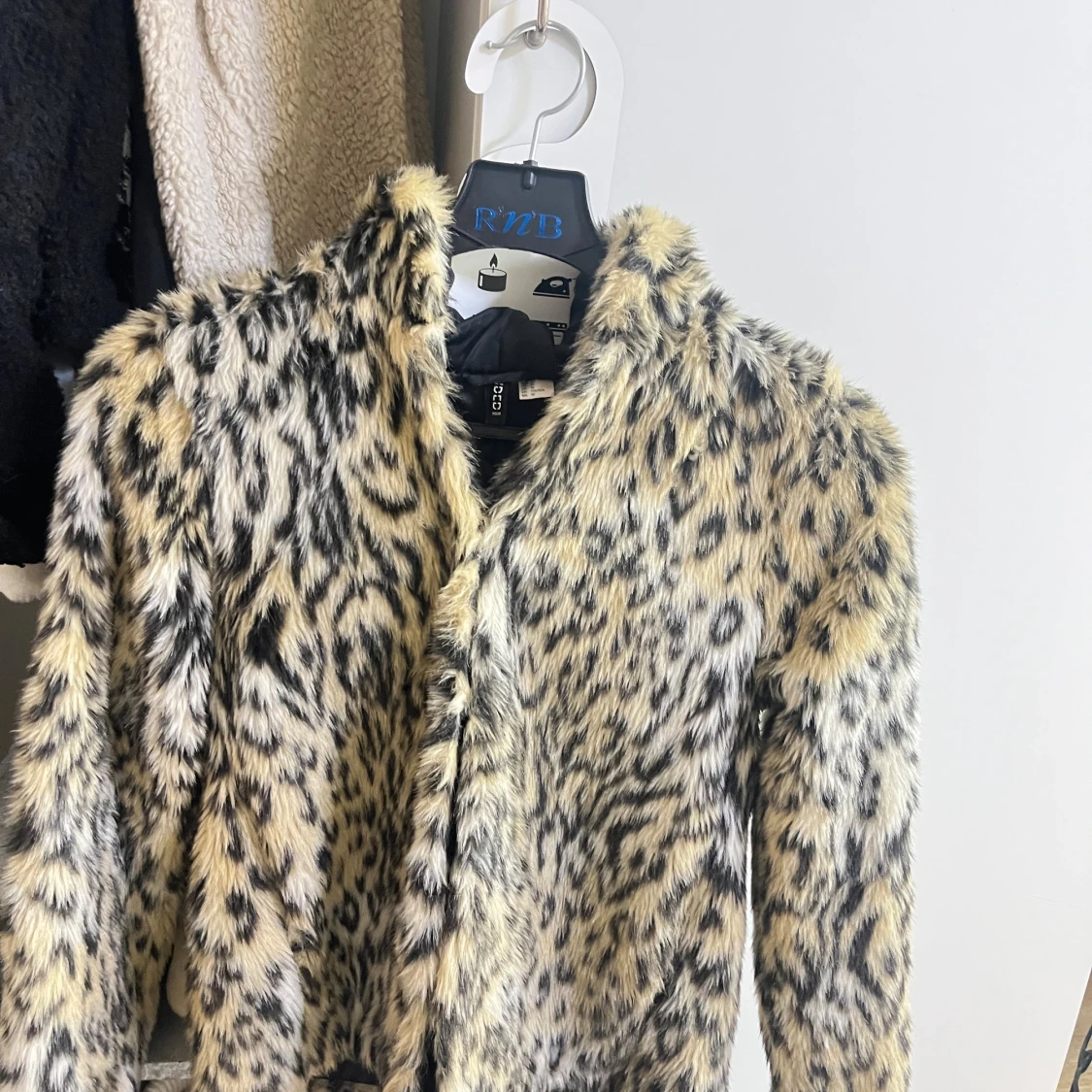 Leopardmönstrad pälsjacka från hm