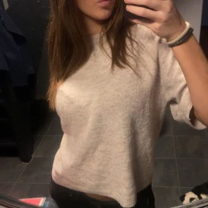 Beige stickad tröja  - jätte fint skick, kommer dock inte ihåg vart jag köpte den💗