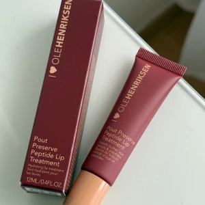 OLE HENRIKSEN LIP TREATMENT  - Läppbalsam från märket Ole Henriksen Pout Preserve Peptide Lip Treatment i färgen Cocoa Créme. Nypris 249kr.