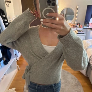 Knyt kofta  - Kofta som man knyter i sidan från other stories i storlek s