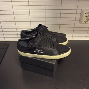 Saint Laurent skor - Tja! Säljer nu mina skit feta saint Laurent skor, självklart äkta! Kvitto finns (fysiskt). Har allt og annars! Bra skick. Nypris 7000 men säljer för 1999! Sjuk steal! Skriv om det finns frågor! 
