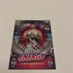 Kroatien fotbollskort EM 2024 - Säljer en officiell Kroatien fotbollkort från EM 2024 med klassiskt rödvitt rutmönster. Kortet har korta ärmar, rund hals och tryckt nummer på bröstet. Perfekt för dig som vill representera Kroatien på läktaren eller hemma. Materialet är ren kvalité 