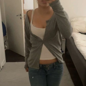 Grå kofta med knappar - Säljer en enkel och stilren grå kofta med knäppning framtill. Passar till många olika slags outfits! Står att den är i storlek xs men skulle själv säga att den passar S bättre 💗 nästan aldrig använd så i mycket bra skick, pris kan diskuteras!