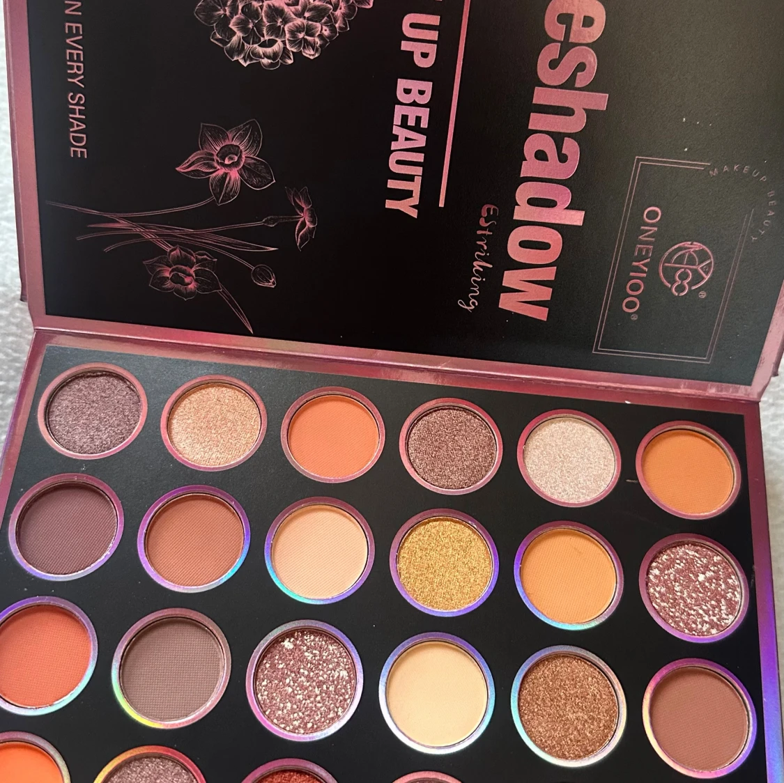 Stor sminkpalett från Oneyioo - 1