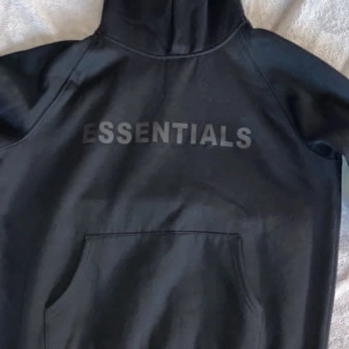 Svart Essentials hoodie 