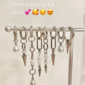 Överraskningskit silver🥰 - Julkit innehållande 6 par bästsäljande örhängen, alltså totalt 12 örhängen 💕🥰☺️ Begränsat antal så först i kvar !!!🎄🎁 369 kr värde 789 kr😍🎁 54% nedsänkt.  Kitet innehåller överraskningar och alla innehåller inte samma, men man får välja på guld eller silver, vid önskemål om blandat skriv till mig så löser jag det🥰☺️💕 Detta kit innehåller silverörhängen